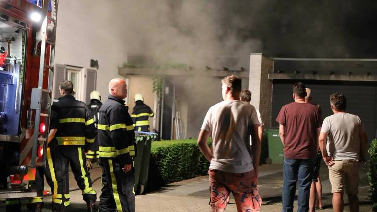 De brandweer wist de brand beperkt te houden tot de garage. (Foto: FPMB Erik Haverhals).