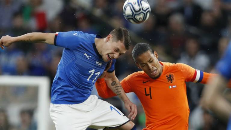 Virgil van Dijk in duel met Andrea Belotti van Italië. (Foto: VI Images)