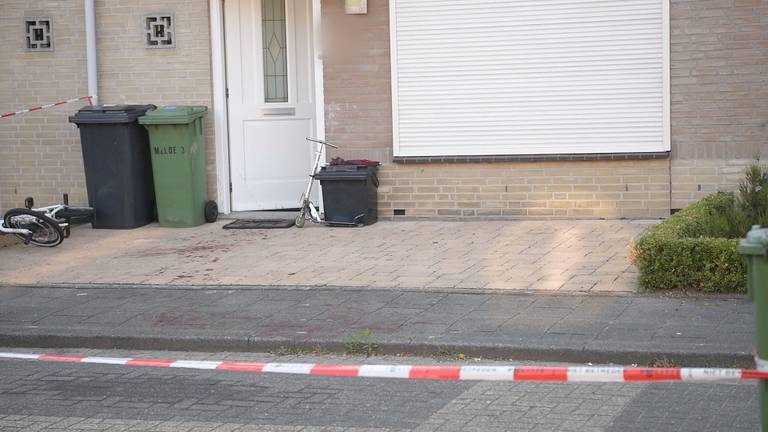 Voor het huis lag bloed op de stoep na de schietpartij. (Foto: SQ Vision)