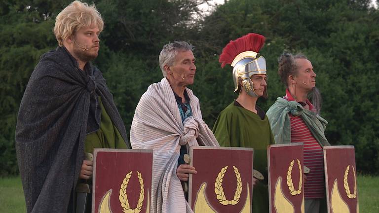 Laatste repetities voor Julius Caesar aan de Maas.