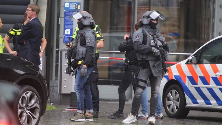 Politie is met man en macht aanwezig (foto: Bart Meesters/Meesters Multi Media)