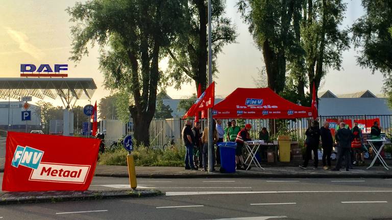 Werknemers van DAF Eindhoven leggen vrijdag het werk neer. (foto: Hans van Hamersveld)