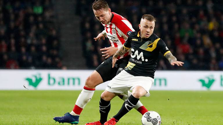 Angeliño namens NAC in duel met PSV'er Luuk de Jong (Foto: VI Images)