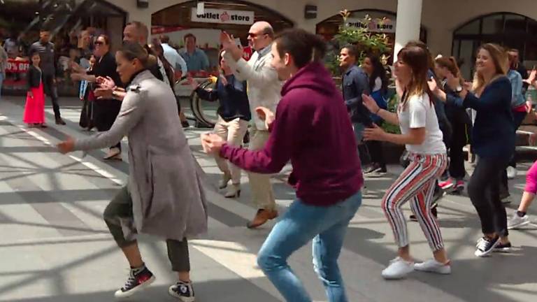 Bezoekers van winkelcentrum Arena werden getrakteerd op een flashmob.
