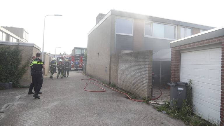 De brandende woning aan de Verdistraat. Foto: Gabor Heeres