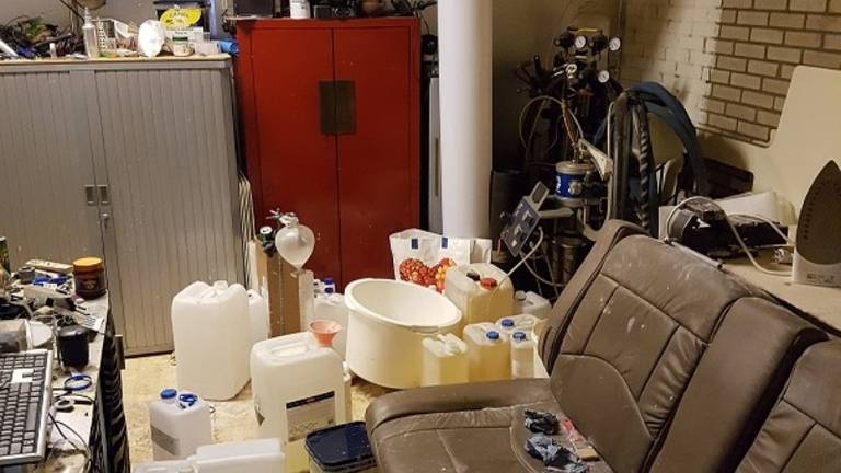 De man zou al weken in de garagebox zijn verbleven. (Foto: politie.nl)