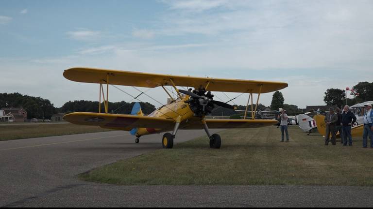 Op het vliegveld van Breda zijn dit weekend honderden klassieke auto’s motoren, trucks en vliegtuigen te zien bij het evenement Classic Cars and Aeroplanes.