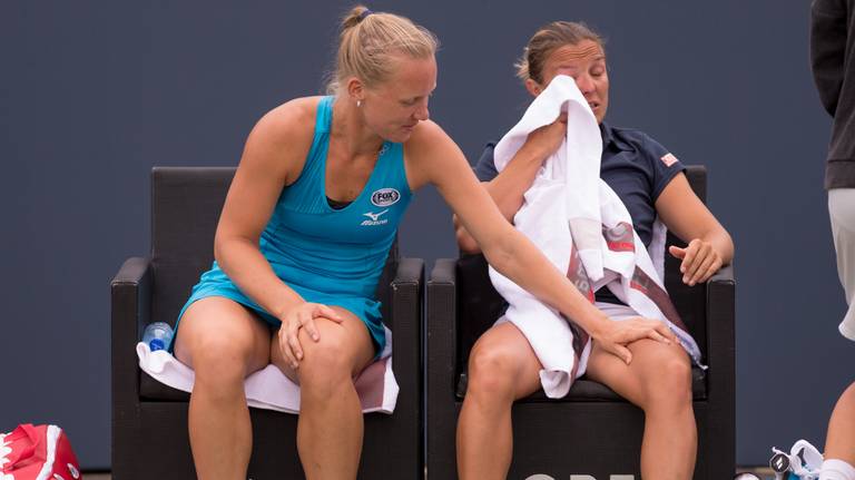 Bertens en Flipkens na de opgave in de finale van de dubbelspelfinale (foto: VI Images).