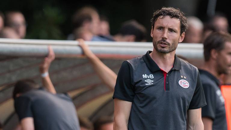 Mark van Bommel als trainer van PSV Onder 19 (foto: VI Images).