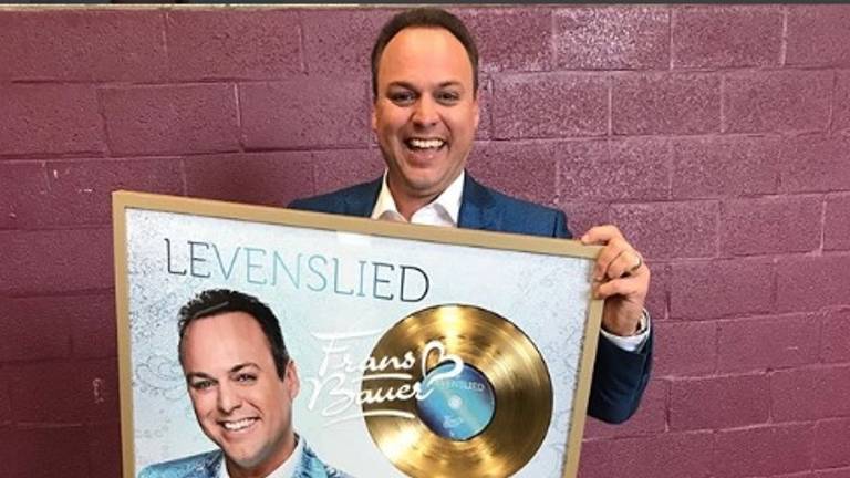 Frans Bauer met zijn nieuwe gouden plaat (Foto: Instagram)