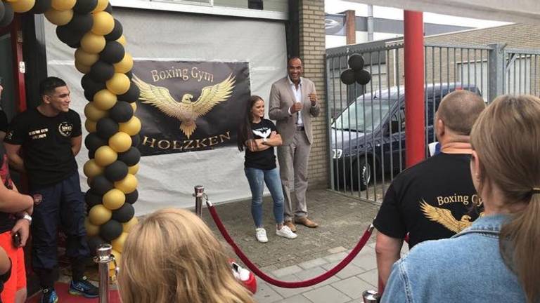 Kickbokser Alicia Holzken opende zondag haar eigen boksschool in aanwezigheid van drievoudig kampioen Arnold Vanderlyde.