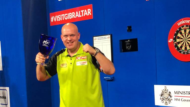 Michael van Gerwen is blij met de winst in Gibraltar (foto: PDC).