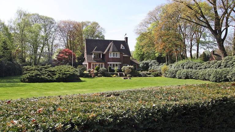 Het nieuwe landgoed van Guus Meeuwis ligt in een behoorlijk bosrijk gebied. (Foto: Hulstkamp Makelaars)