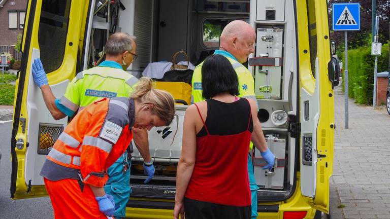 Baby valt uit kinderwagen in trappenhuis in Budel en raakt gewond