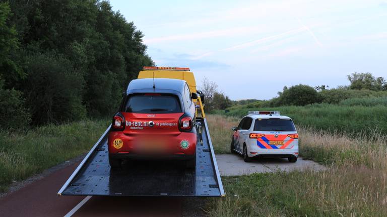 De gehuurde auto werd meegenomen voor onderzoek (foto: Erik Haverhals / Foto Persbureau Midden Brabant)