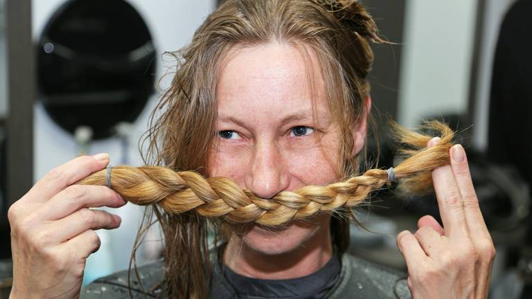 Claudia Kempen doneert haar prachtige blonde lokken om er een pruik van te laten maken. Foto: Karin Kamp