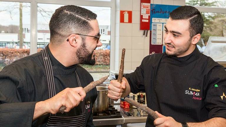 Mounir Toub met toenmaligstudent Karo Iskedjian