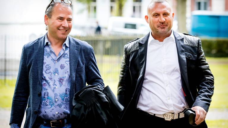 Klaas Otto (rechts) met zijn nu ontslagen advocaat Louis de Leon, Groningen zomer 2018. (Archieffoto: ANP)