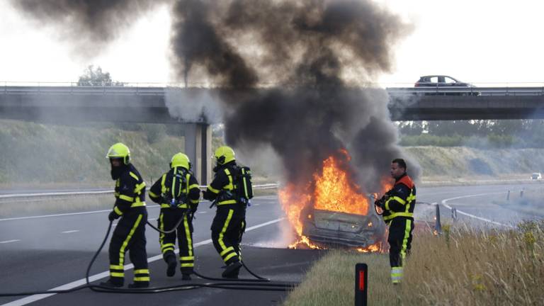 Auto vliegt in de fik op A77, brandt volledig uit (Foto: SK-Vision)