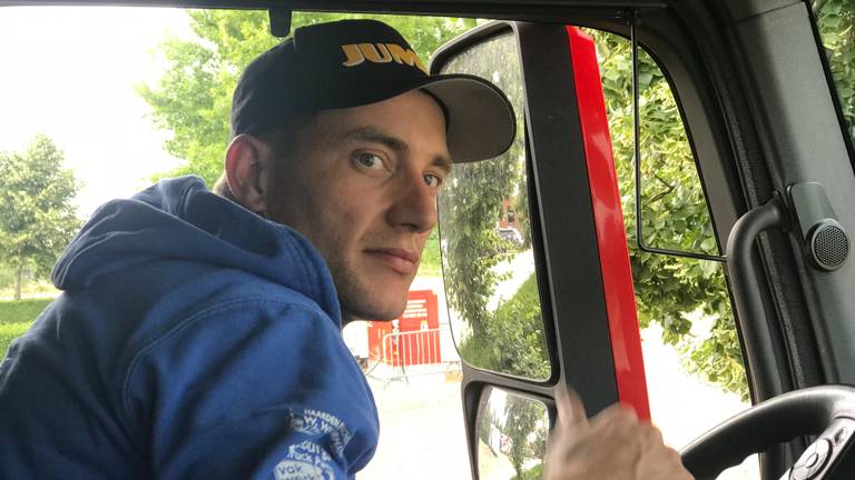 Etienne Bax in de truck waarmee hij zo'n vijftigduizend kilometer per jaar rijdt.