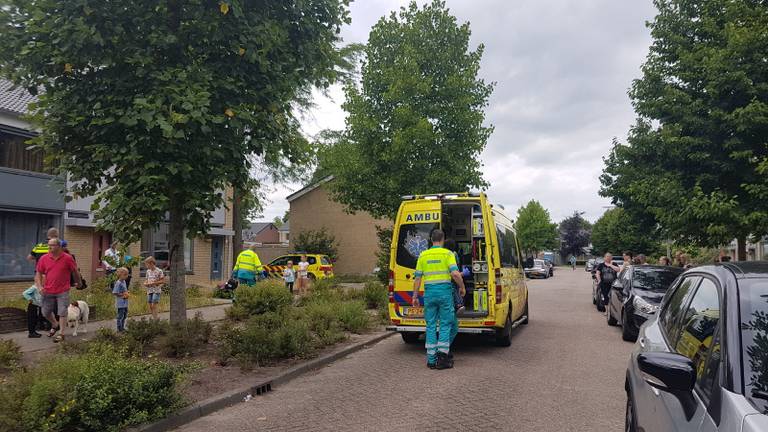 Het kindje is met de ambulance naar het ziekenhuis gebracht (foto: Erik Haverhals/ Foto Persbureau Midden Brabant)