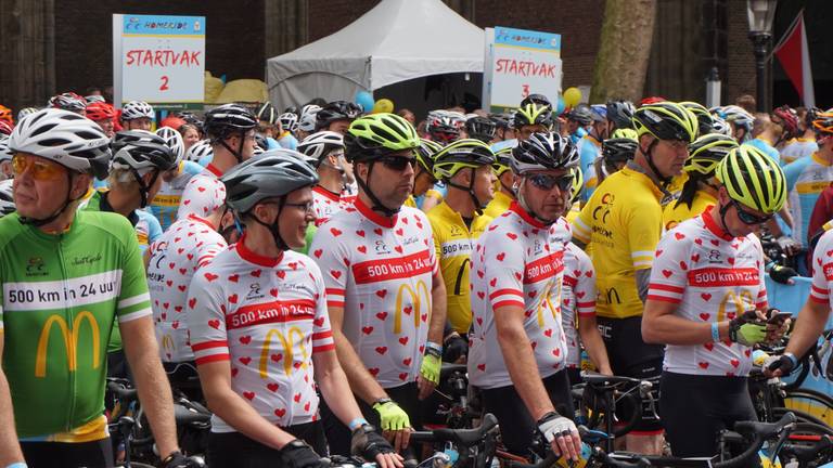 Boudewijn Hak in het midden met zwarte zonnebril en geel-zwarte helm bij de start van Homeride.