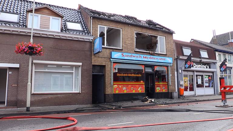 De schade aan de kebabzaak is groot. (foto: Raymond Merkx)