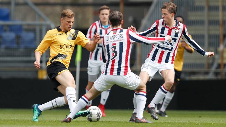 Sydney van Hooijdonk in actie tijdens de derby van NAC O19 tegen Willem II O19 (foto: VI Images).