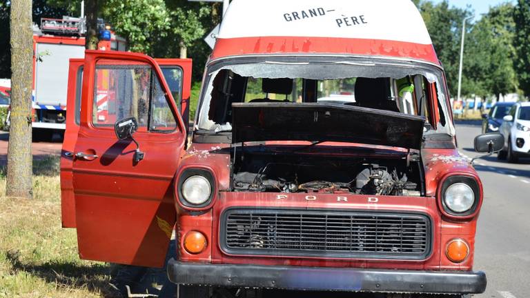 De camper raakte zwaar beschadigd door de brand. (Foto: Perry Roovers)