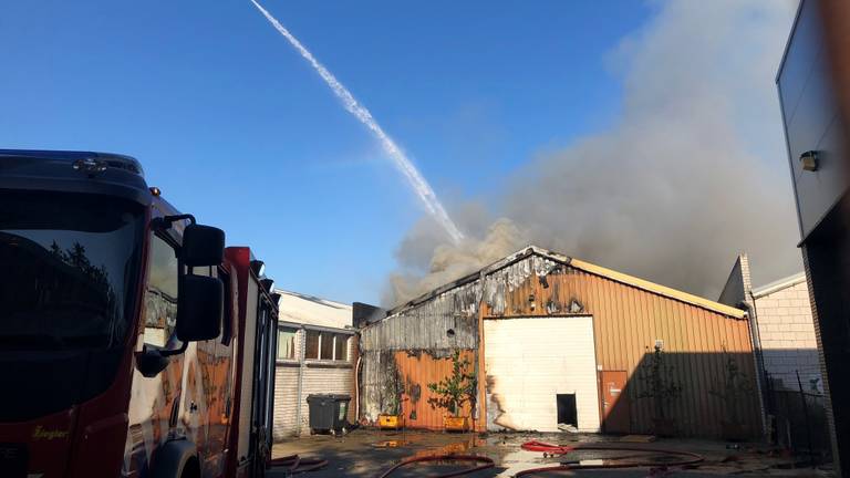 Vanuit een hoogwerker is de brandweer bezig met blussen. (Foto: Karlijn Houterman)