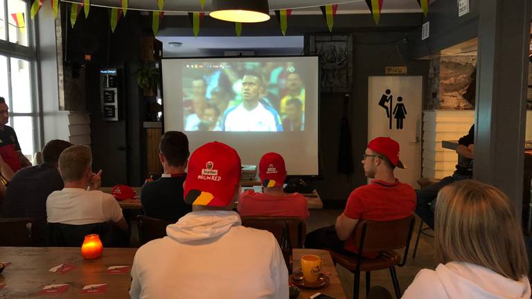 Kersverse fans van de Rode Duivels kijken het WK in Bakel (Foto: Imke van de Laar)