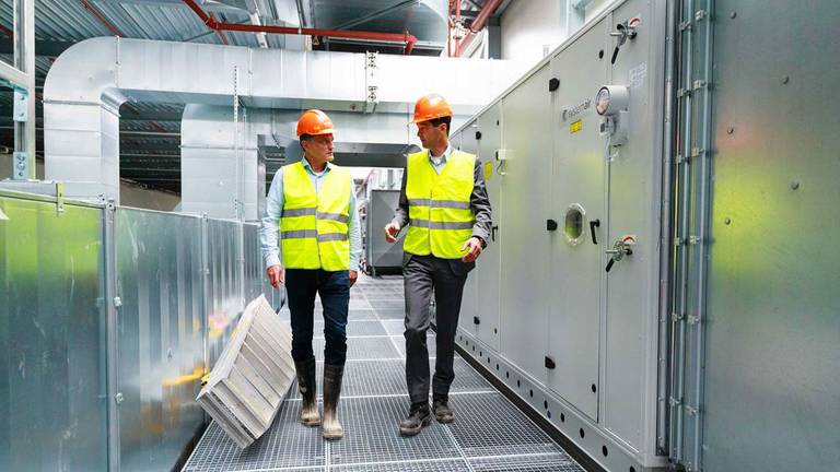 Gert-Jan Bloks van Anteryon (l) op de in aanbouw zijnde Brainport Industries Campus (foto: Bram Saeys).