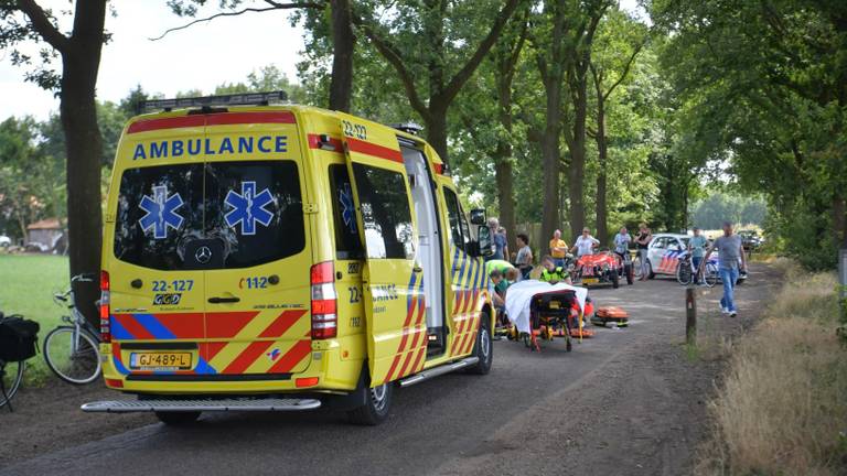 De hulpverlening in beeld na het ongeluk in Deurne (foto: Dave Hendriks/SQ Vision Mediaprodukties).