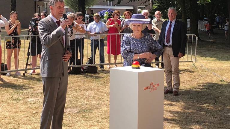 Koningin Beatrix op het feestje van Jantje Beton. (Foto: Erik Peeters)