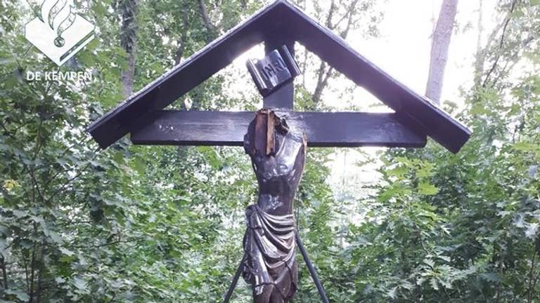 Het vernielde kruisbeeld in Reusel (foto: politie Reusel-De Mierden)