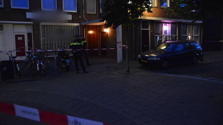 Agenten bij een van de panden waar de inval was (foto: Perry Roovers/ SQ Vision).