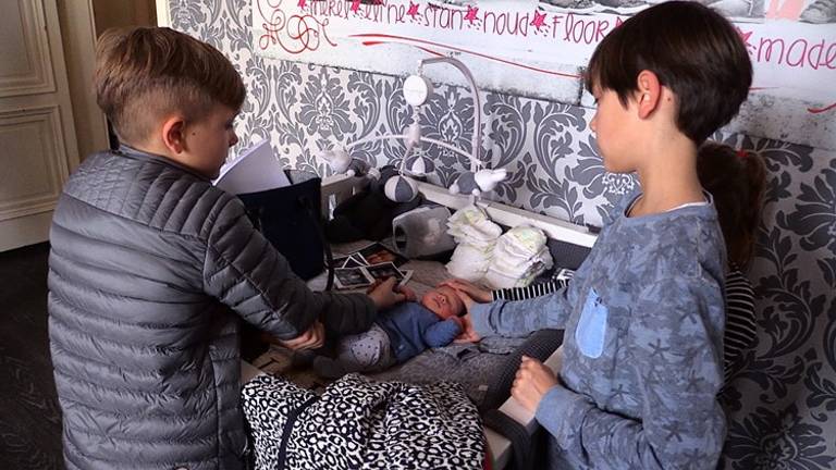 Nieuwkomer Junior wordt vertroeteld door zijn oudere broers. Foto: Omroep Brabant.