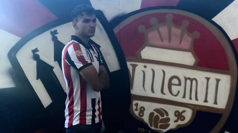 Atakan Akkayun poseert in het shirt van zijn nieuwe club Willem II.