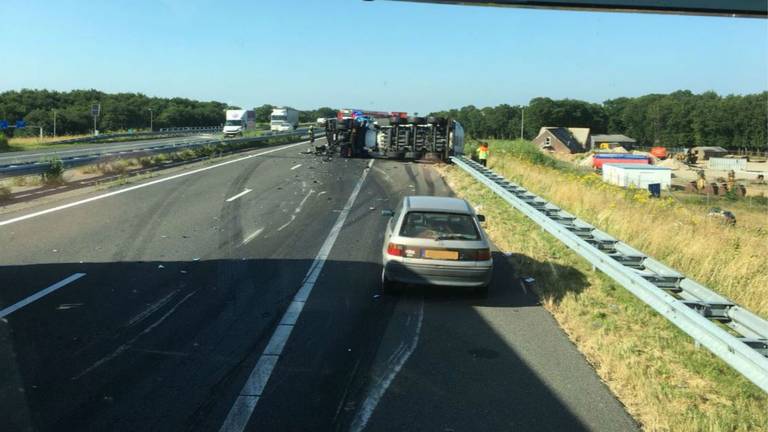 De gekantelde vrachtwagen op de A50 (Foto: Tom Louters)