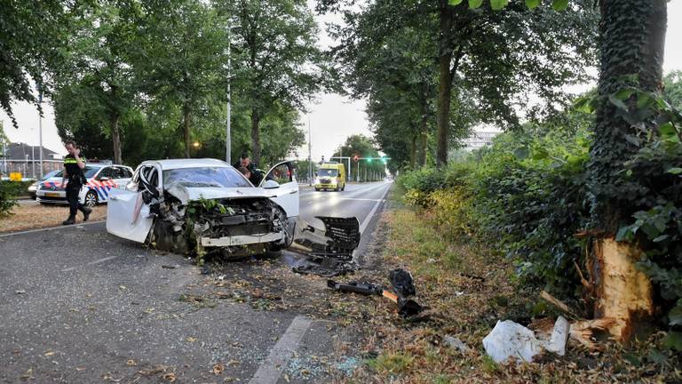 Drie gewonden bij ongeval op de Ringbaan-Zuid in Tilburg. (Foto: Toby de Kort)