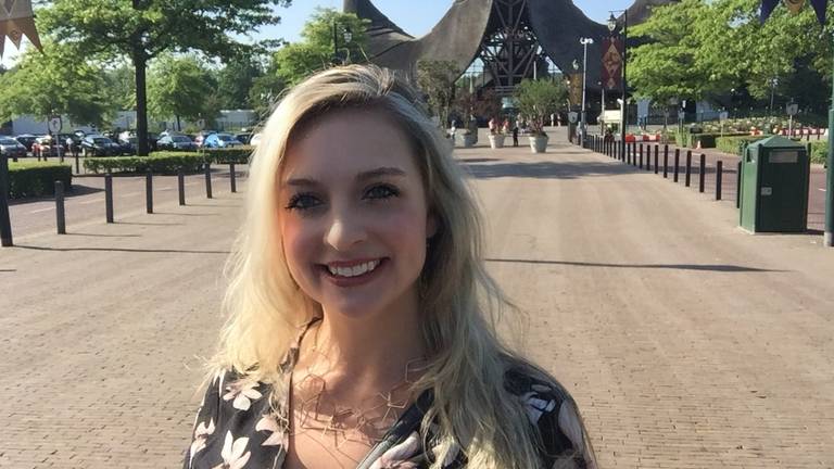 Nicole zoekt haar prins op het witte paard in de Efteling.