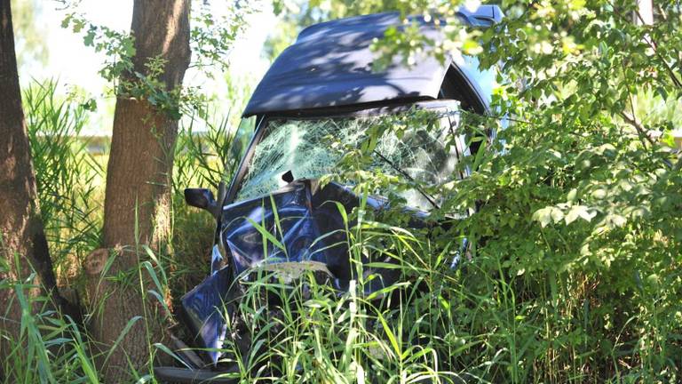 De auto reed van het talud af en kwam tegen een boom terecht (foto: Johan Bloemers/SQ Vision Mediaprodukties).