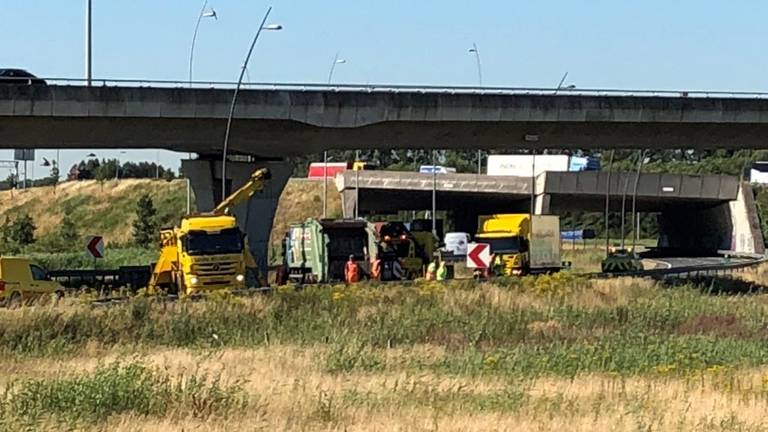 De ravage op de N2. (Foto: Sander van Gils)