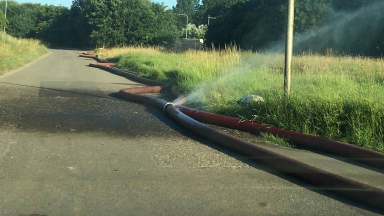 De brandweer moest zelf 3,5 kilometer slang uitrollen.