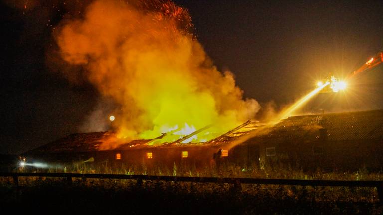 De schuur is verwoest door de grote brand (foto: Pim Verkoelen/SQ Vision Mediaprodukties).