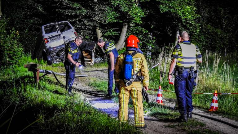 Het bestelbusje is in het buitengebied gedumpt (foto: Danny van Schijndel).