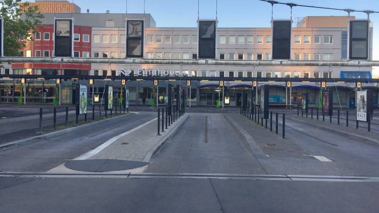 Het is stil op het busstation in Eindhoven (foto: Hans van Hamersveld).