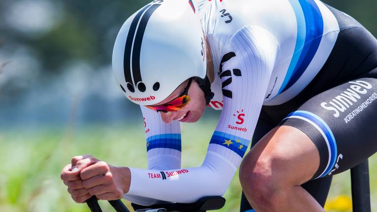 Ellen van Dijk rijdt haar tijdrit tijdens het NK in Bergen op Zoom. (Foto: ANP.)