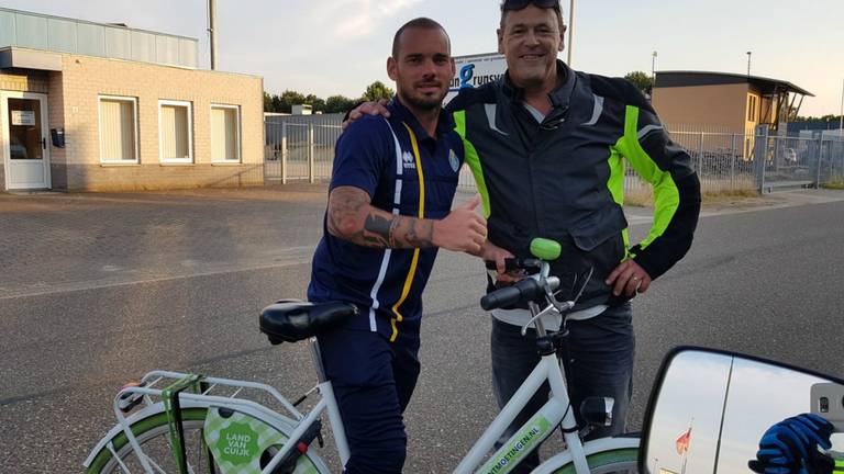 Wesley Sneijder verkent de omgeving op een heuse Land van Cuijk-fiets. (Foto: Twitter @MengerinkRoy)