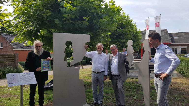 De onthulling van het kunstwerk (Foto: gemeente Woensdrecht)